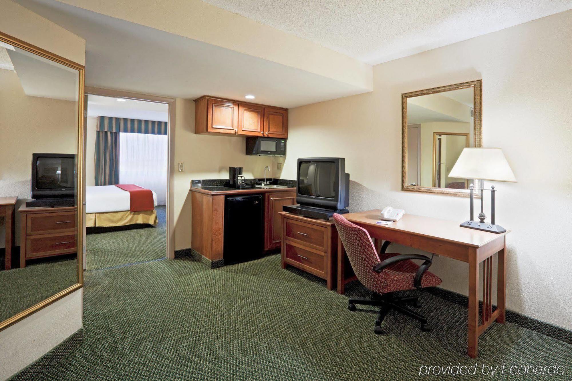 Holiday Inn Express Hotel & Suites Miami - Hialeah By Ihg Екстер'єр фото